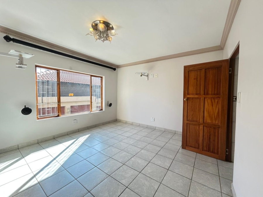 5 Bedroom Property for Sale in Birdwood Estate North West